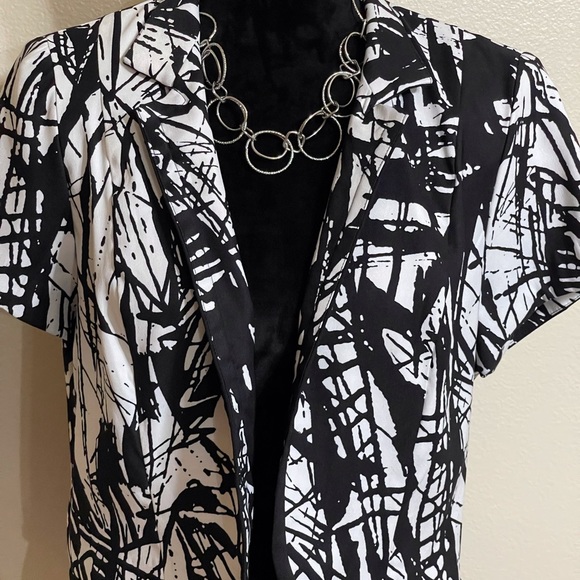 DRESS BARN SHORTSLEEVED BLACK AND WHITE JACKET SZ 16 - Picture 5 of 9